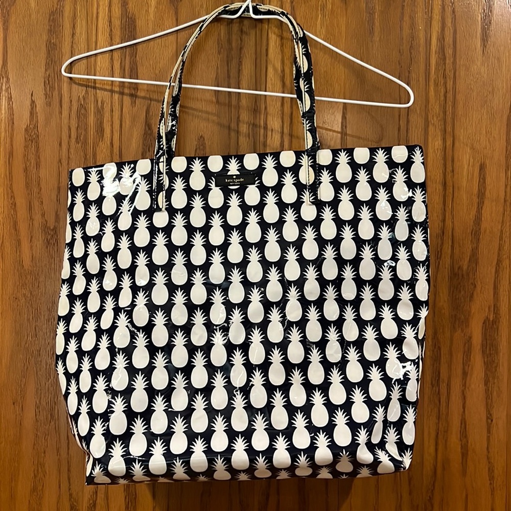 ♠️ KATE SPADE NAVY & WHITE PINEAPPLE TOTE BAG